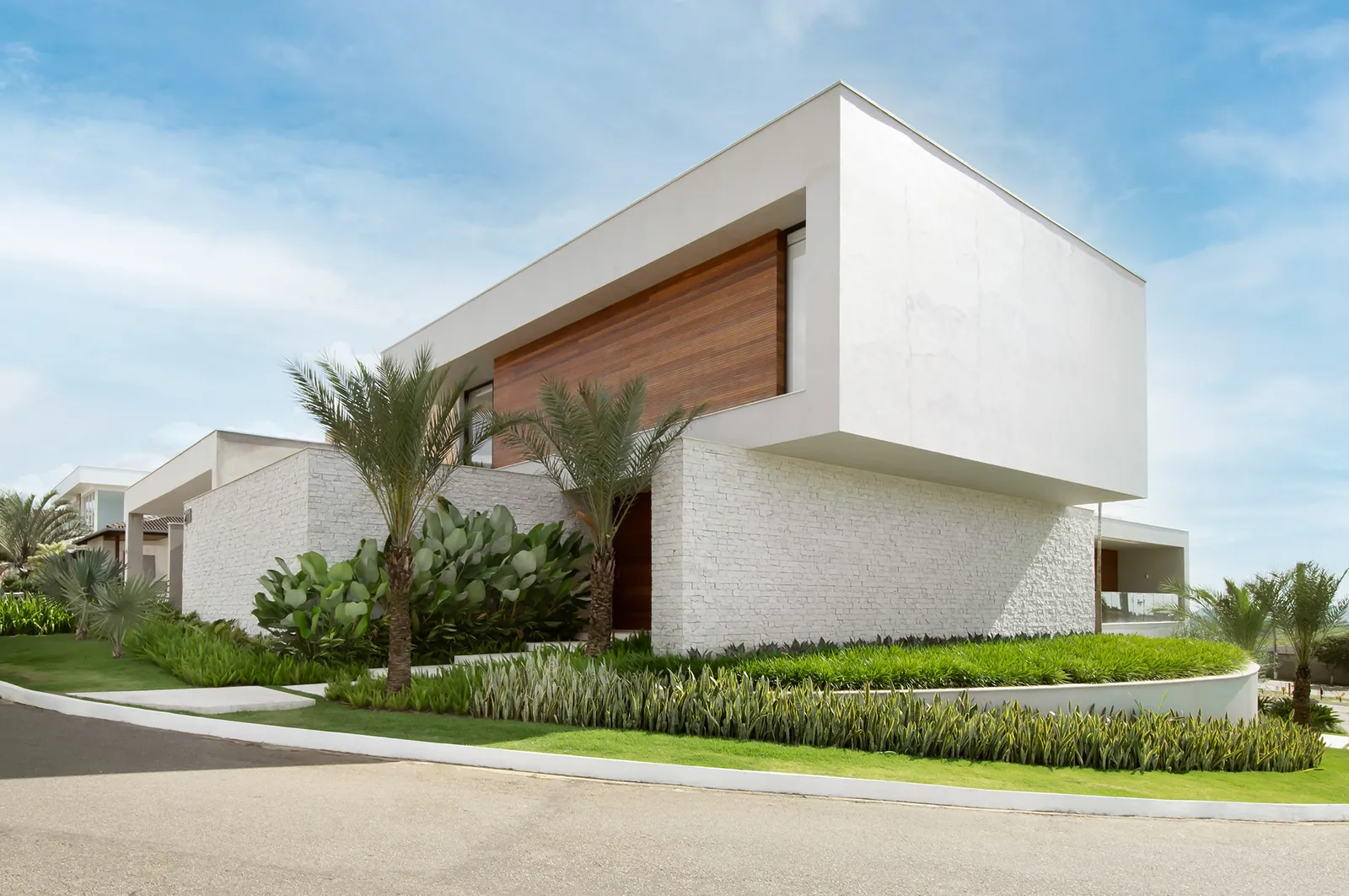 Casa contemporânea branca com volume em madeira