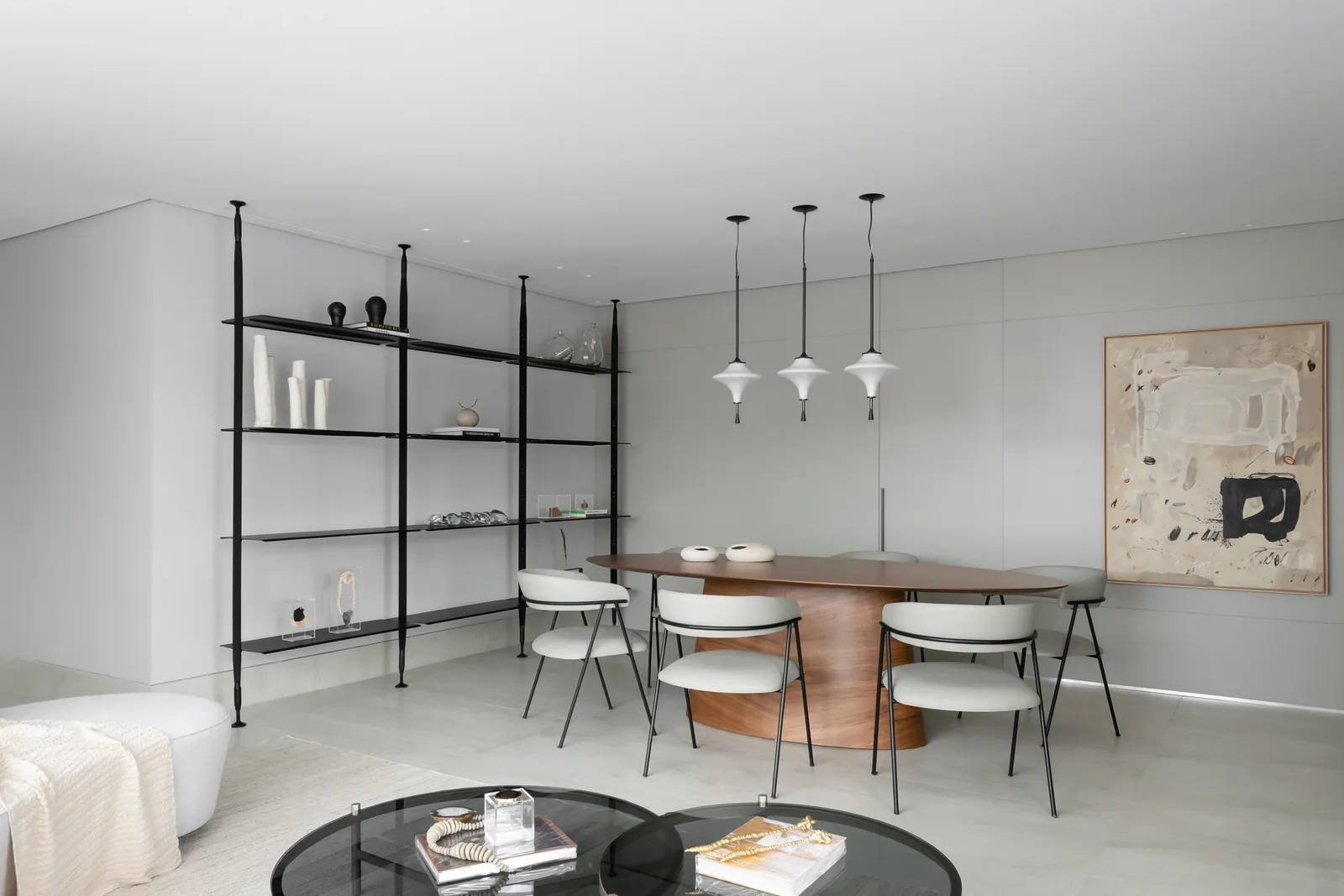 Sala de jantar branca com estante