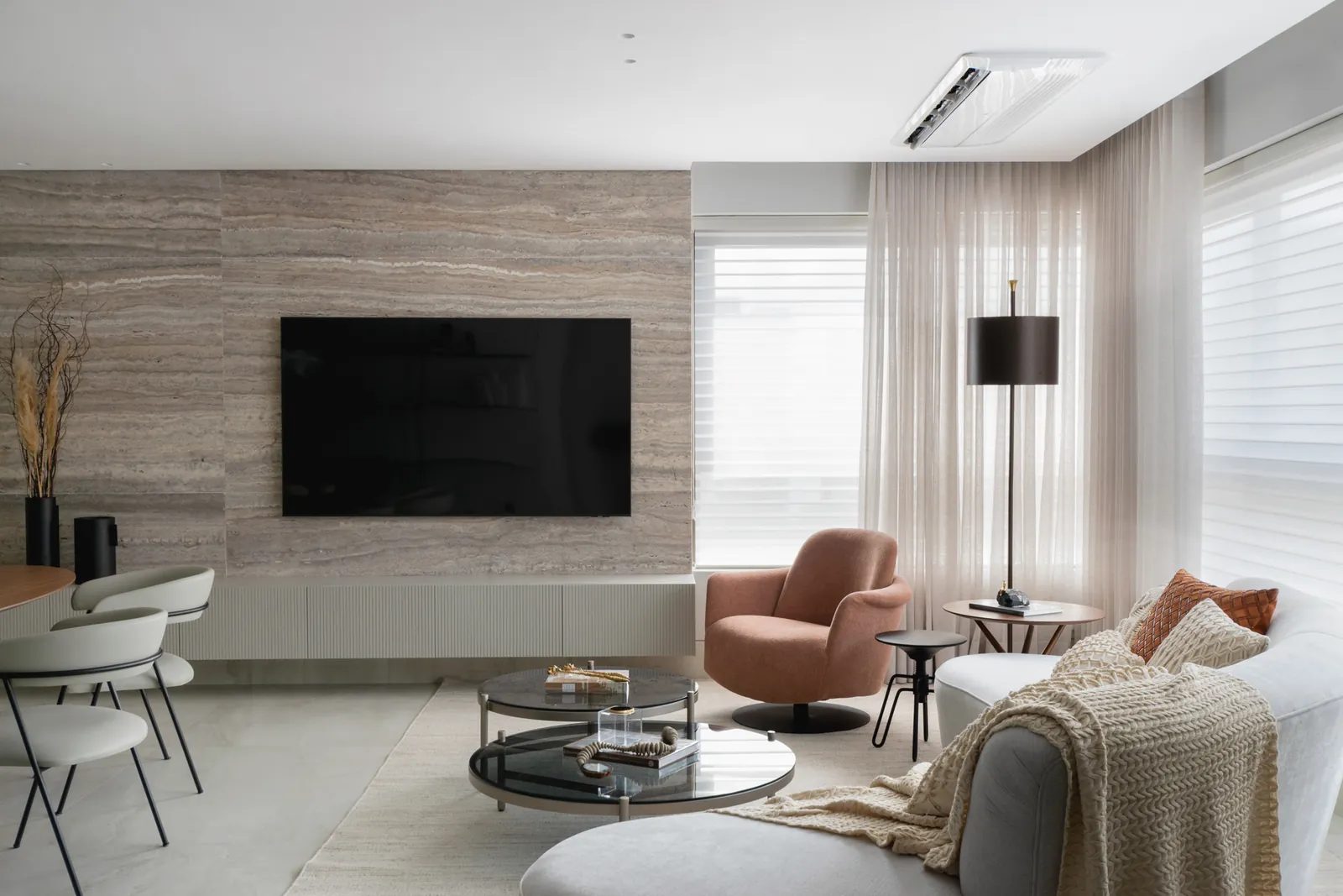 Sala de estar clara com sofá e poltrona