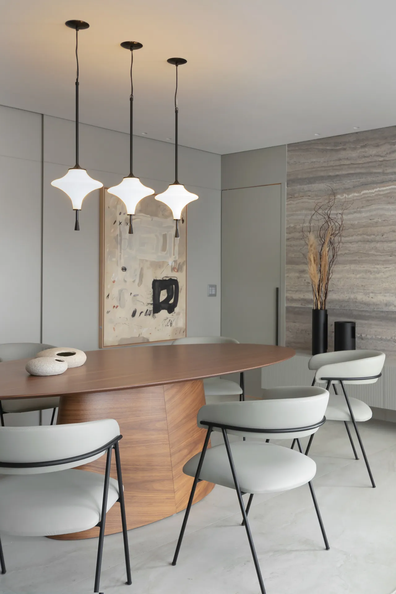 Mesa de jantar com pendentes