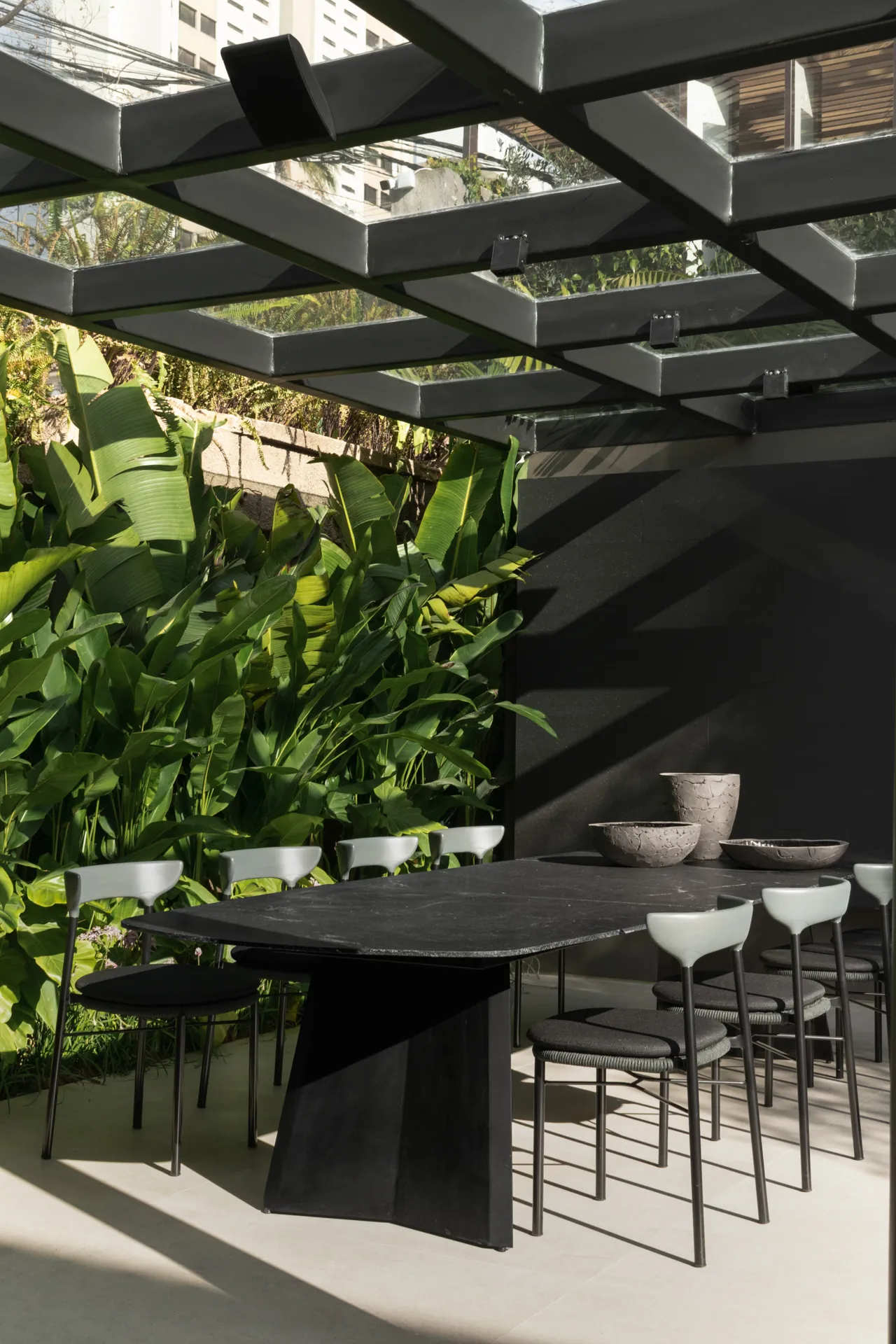 Pérgola preta sobre mesa ao ar livre