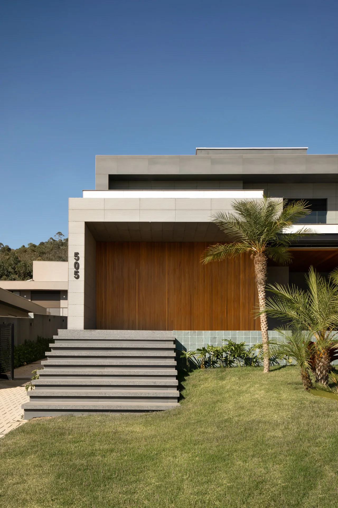 Fachada com escada e porta de madeira