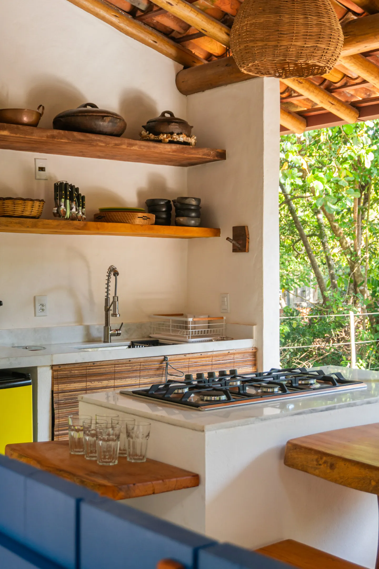 Cozinha rústica com prateleiras de madeira