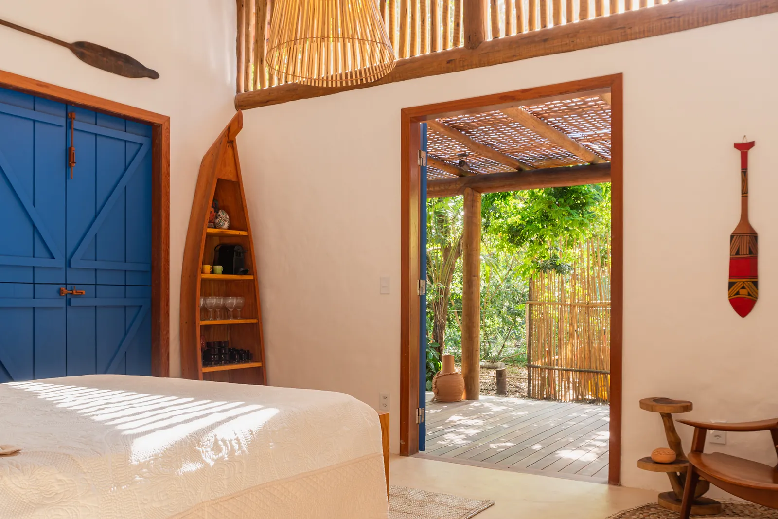 Quarto com porta azul e varanda