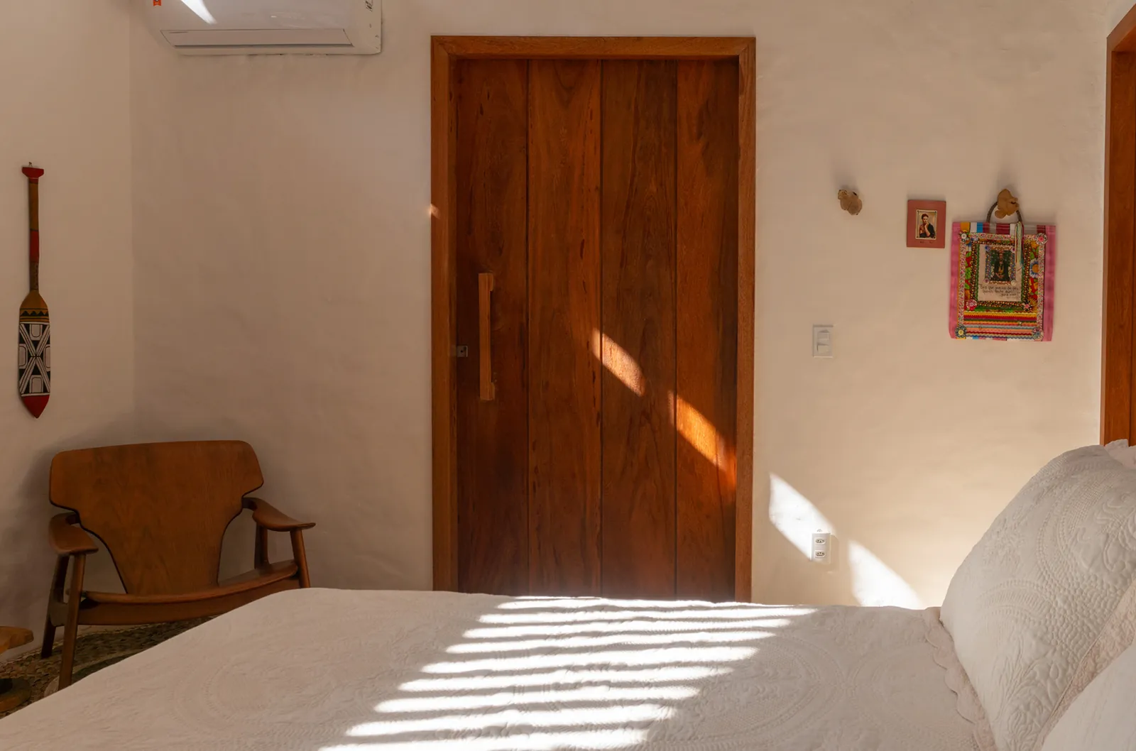 Quarto com porta de madeira