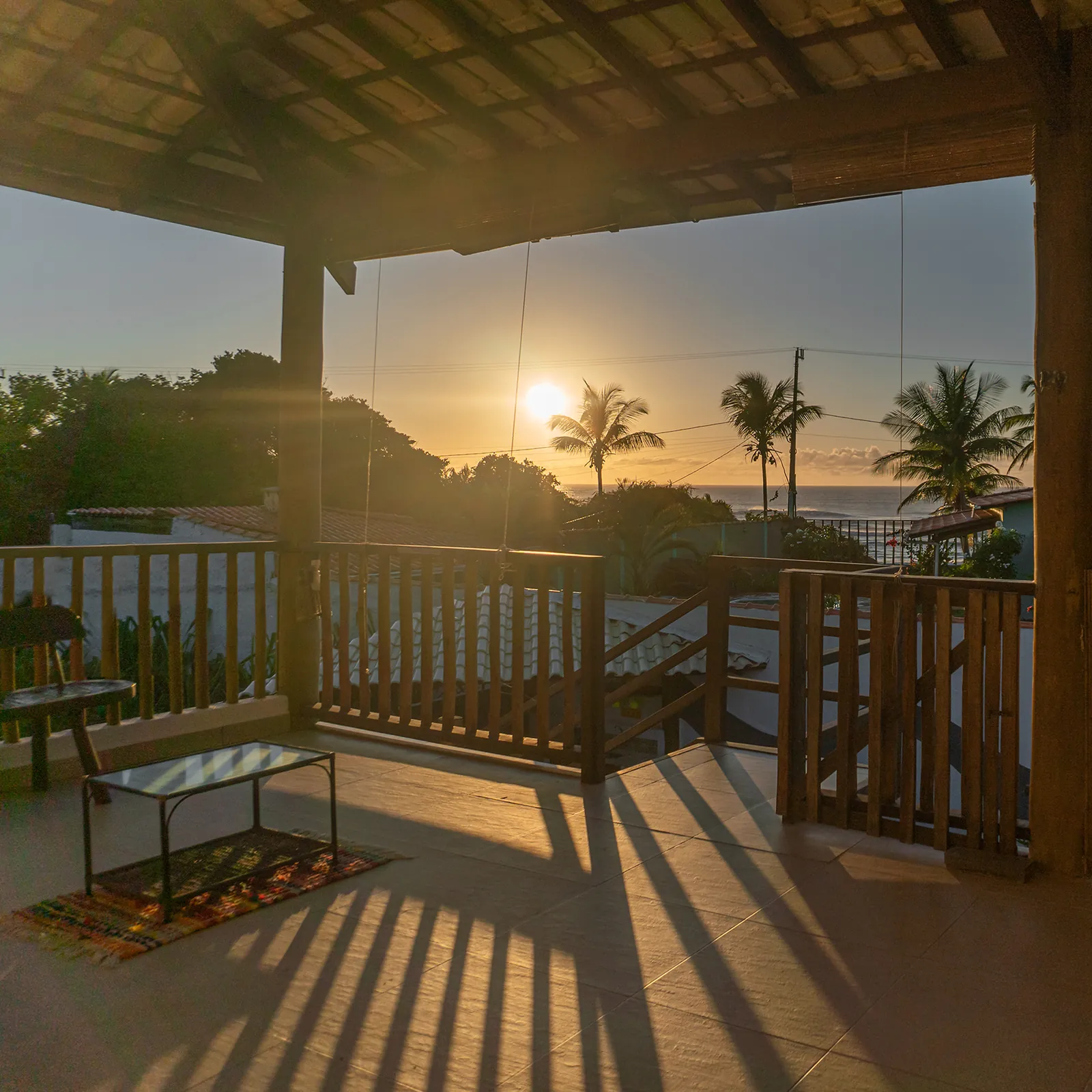 Varanda ao pôr do sol com vista para o mar