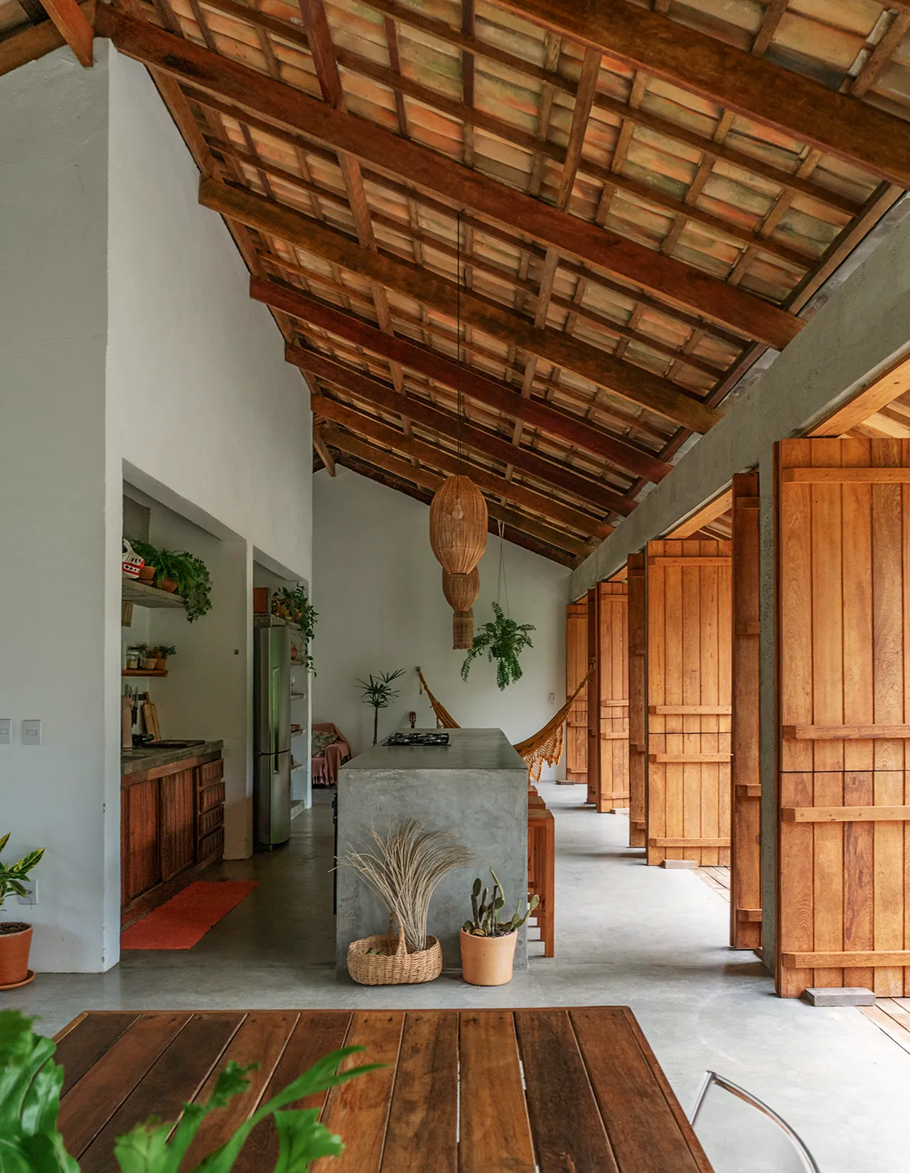 Varanda com telhado de madeira