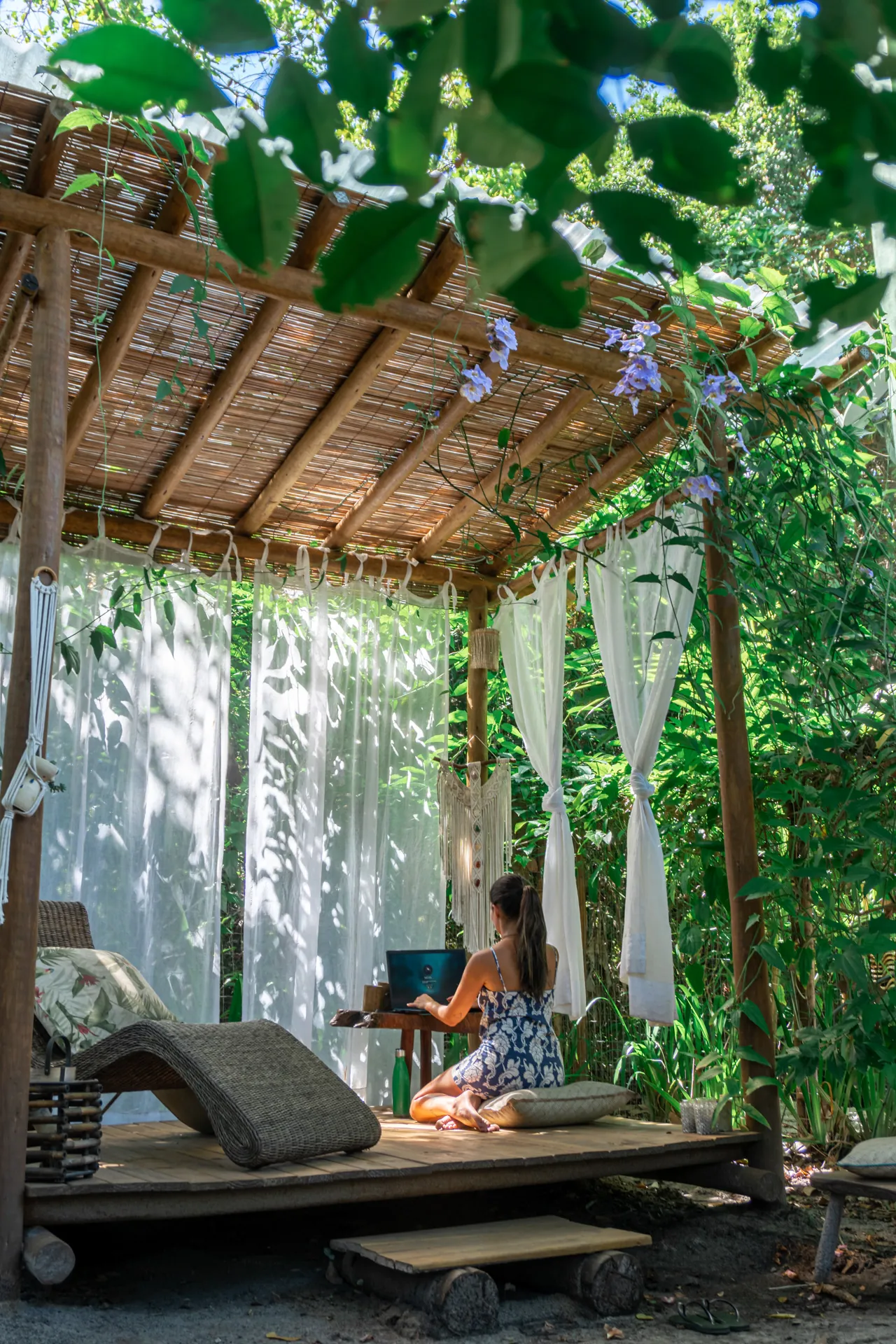 Deck com espreguiçadeira e cortinas