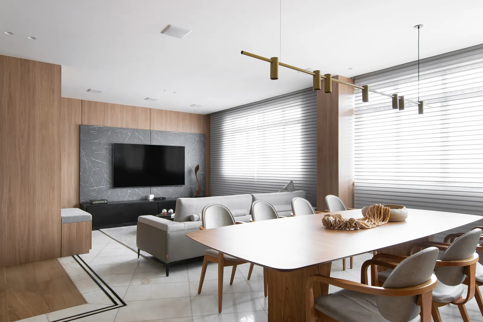 Sala integrada com mesa de jantar