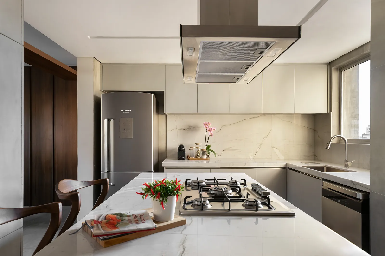Cozinha com ilha e cooktop