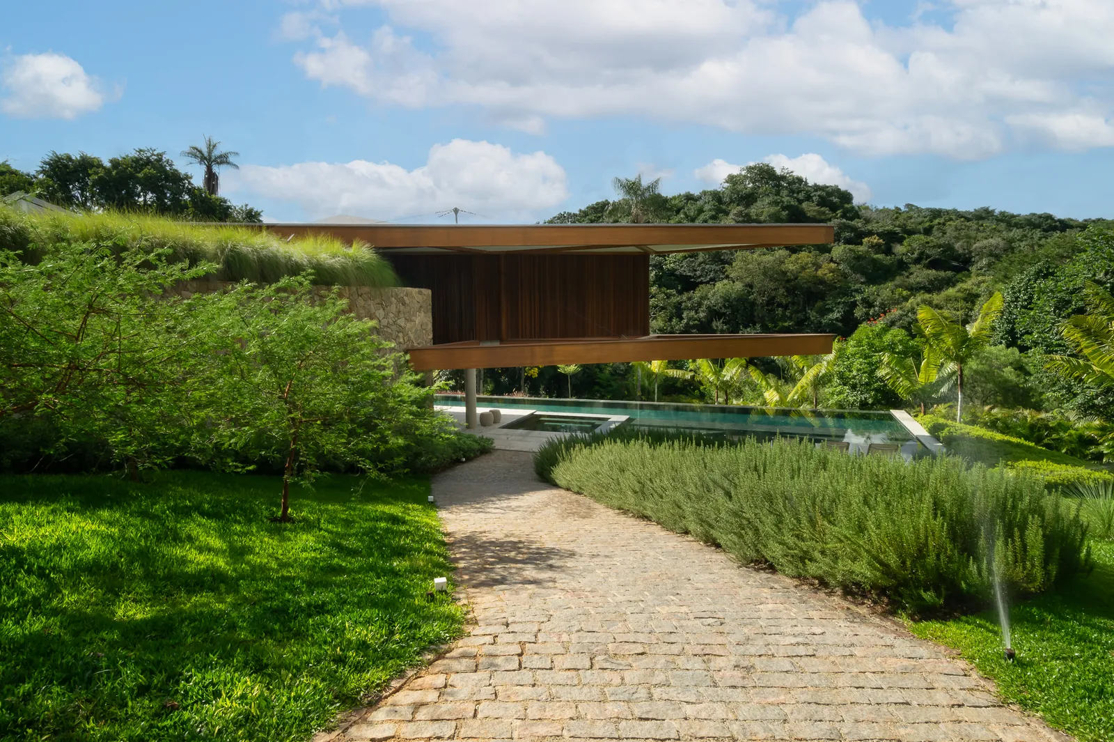 Casa com cobertura verde e caminho de pedra