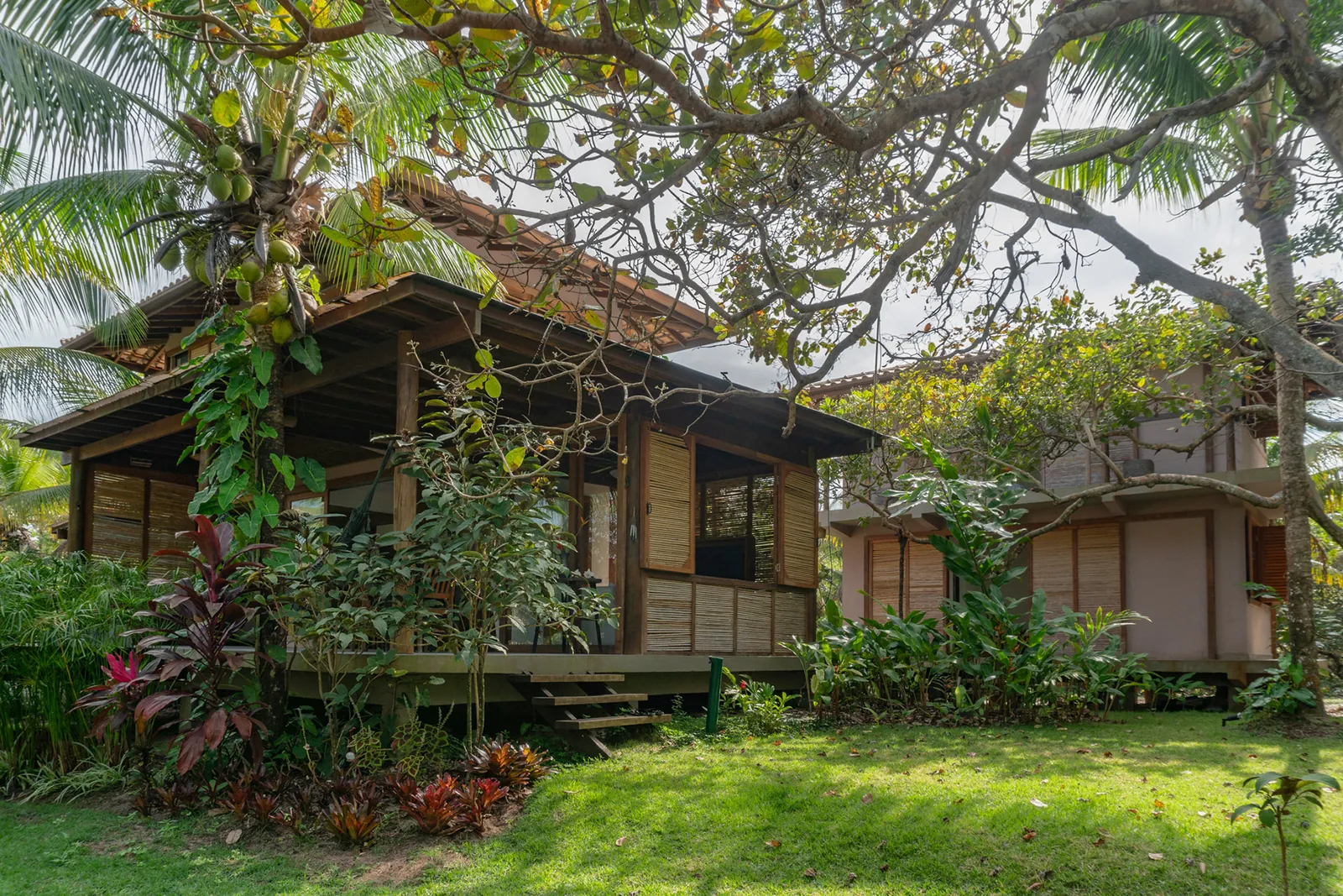 Casa de madeira entre árvores