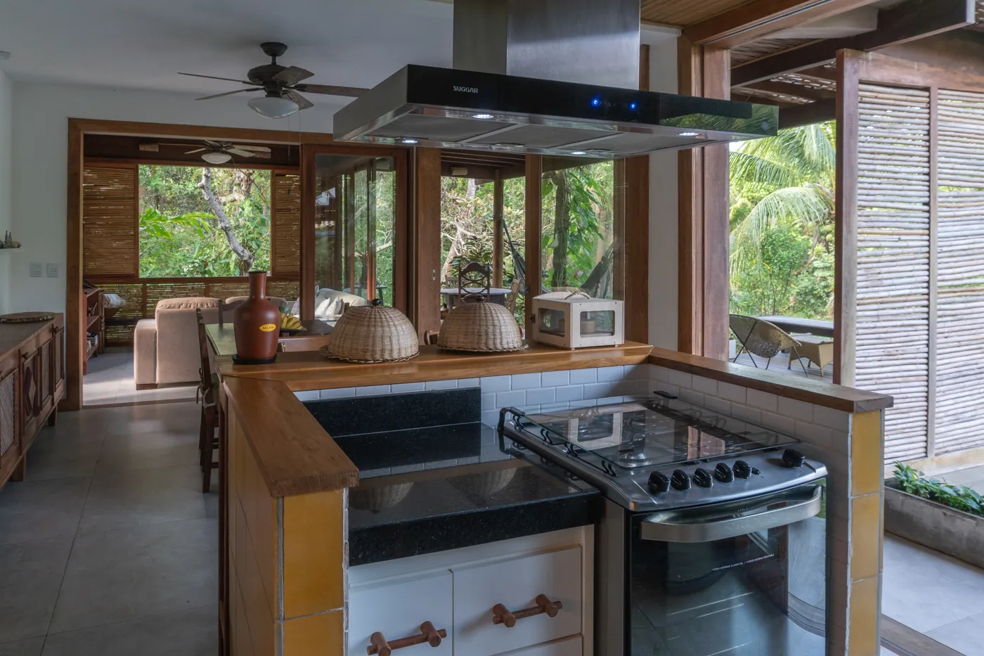 Cozinha com coifa em casa de madeira