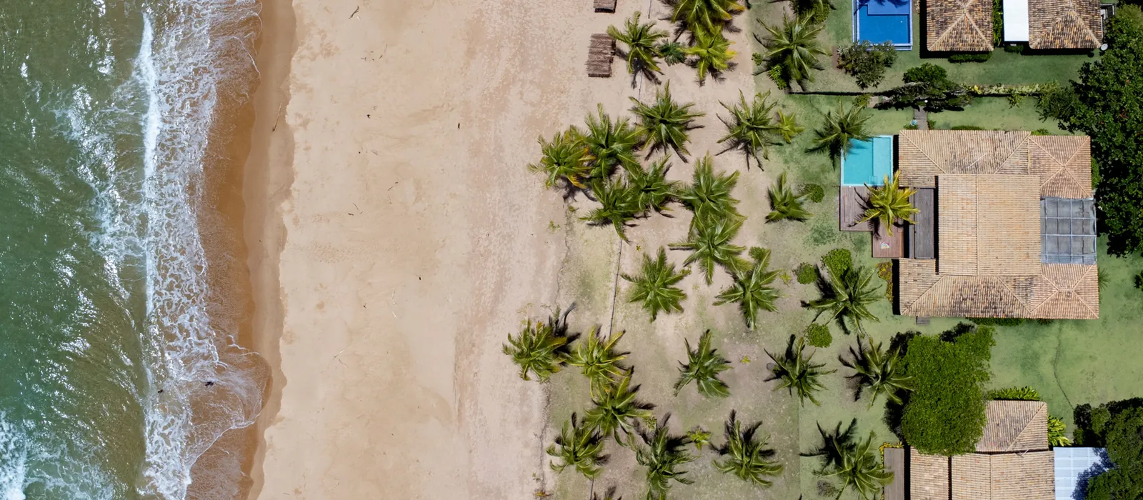 Vista aérea da praia e da restinga